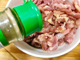 10、鮑魚干貝粥,依序再加入胡椒粉5公克