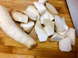 16、鮑魚干貝粥,杏鮑菇切塊狀