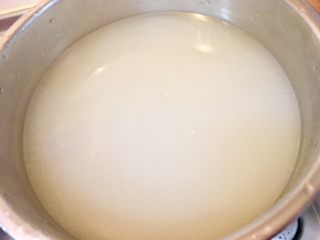 21、鮑魚干貝粥,用豬骨熬湯備用