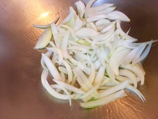 22、鮑魚干貝粥,熱油鍋下洋蔥絲炒香