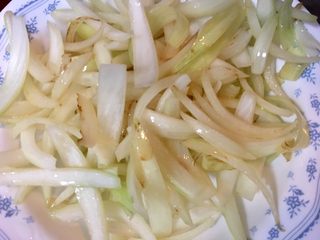 23、鮑魚干貝粥,將炒香的洋蔥絲先起鍋備用