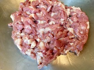 24、鮑魚干貝粥,原鍋下步驟14醃製後的豬肉絲快炒