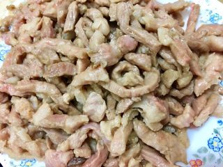 25、鮑魚干貝粥,快炒約7分熟的豬肉絲先起鍋