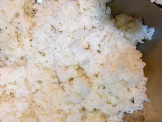 26、鮑魚干貝粥,接著原鍋放入白飯翻炒