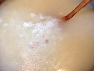 27、鮑魚干貝粥,炒至出現米香後倒入步驟22的豬骨高湯轉中火熬煮