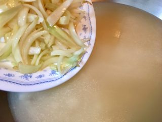 28、鮑魚干貝粥,放入步驟24炒香的洋蔥絲