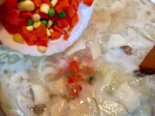 30、鮑魚干貝粥,放入三色蔬菜