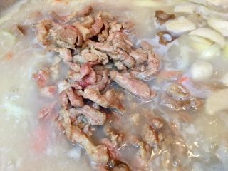 31、鮑魚干貝粥,放入步驟26炒過的豬肉絲稍微攪拌