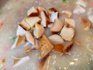 32、鮑魚干貝粥,將步驟2的鮑魚塊加入（鮑魚汁先不加）