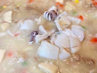 33、鮑魚干貝粥,步驟6的花枝塊放入