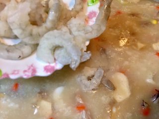 35、鮑魚干貝粥,步驟5的蝦仁放入鍋內