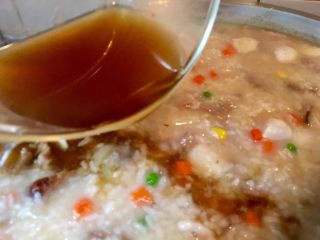 36、鮑魚干貝粥,將鮑魚汁加入攪拌續煮