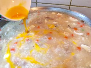 37、鮑魚干貝粥,步驟20的蛋液畫圈倒入鍋內後輕輕攪拌