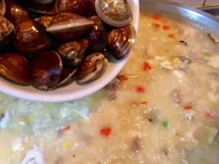 38、鮑魚干貝粥,將蛤蜊放入鍋內中火持續加熱煮沸