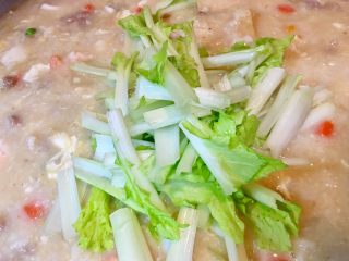39、鮑魚干貝粥,先放入小白菜的菜梗
