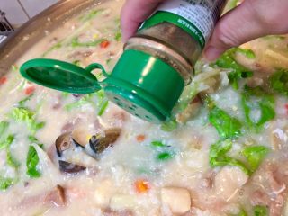 42、鮑魚干貝粥,撒上胡椒粉