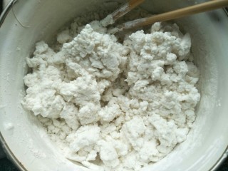 5、红糖汤丸,搅成絮状揉成不粘手软度适中的面团，静置五分钟。