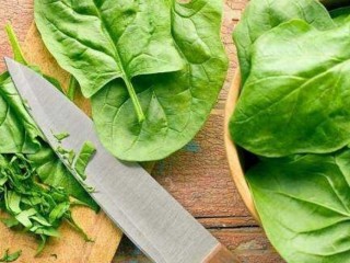 1、彩色水饺,菠菜洗净，只留菜叶