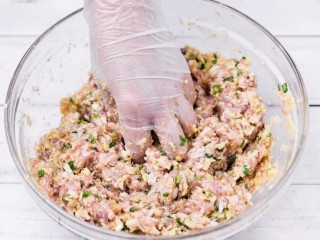 11、彩色水饺,搅拌均匀后放入冰箱冷藏