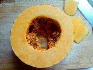 1、芝麻南瓜饼,首先将南瓜去皮，去瓤，(选南瓜的小妙招，昨天去超市刚学到的，一位阿姨告诉我的，阿姨说选南瓜首先要看颜色，颜色越黄的越好。)