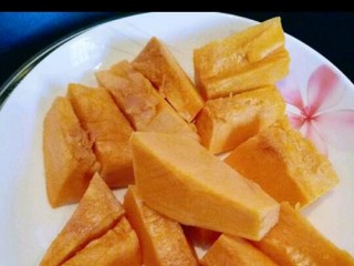 2、芝麻南瓜饼,去皮去瓤的的南瓜洗干净切小块，隔水蒸熟，大约蒸了10分钟的样子，关火闷5分钟。(可以用筷子扎一下南瓜，轻松扎透就代表熟了。)