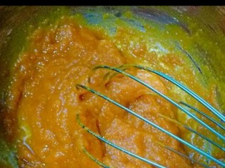 3、芝麻南瓜饼,蒸熟的南瓜取出，用手动打蛋器将南瓜打成泥，蒸熟透的南瓜很容易就打成泥了，不必要使用料理机。