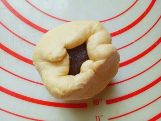 6、芝麻南瓜饼,虎口手法包起来。