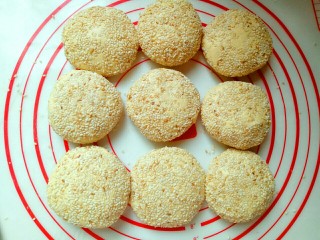 9、芝麻南瓜饼,做完的南瓜饼，一次吃不完的话，可以放冰箱速冻，吃的时候提前取出融化，再煎熟，和新包的一样哦。