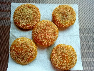 11、芝麻南瓜饼,煎好的南瓜饼放在一张油纸上，吸掉油腻。