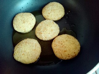 10、芝麻南瓜饼,不粘锅中加入玉米油，油温成时放入包好的南瓜饼，中小火煎至两面金黄即可出锅。