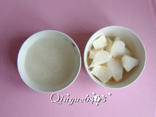 3、核桃山药茯苓粥#健康美颜餐#,水开后，先把米放进去，搅动防止米沾锅。等米全飘浮起时再放入山药和茯苓粉。中火熬成粥。