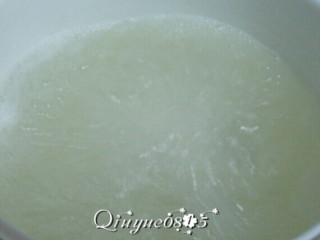 4、核桃山药茯苓粥#健康美颜餐#,把核桃仁放锅稍微炒一下，尽量搓去、吹去核桃皮，放案板，用擀面杖压碎、用刀切碎。