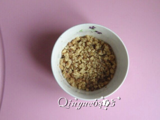 5、核桃山药茯苓粥#健康美颜餐#,等粥熬好后，放盐和核桃仁碎，搅匀。