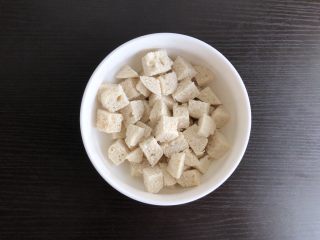 1、黄金馒头粒,馒头去皮切小丁备用