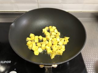 6、黄金馒头粒,锅中少量油，烧热倒入馒头粒翻炒均匀