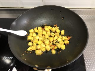 9、黄金馒头粒,调入适量食盐，炒匀即可