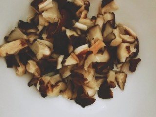 2、蔬菜香菇猪肉粥,家里只有干香菇了，热水泡半小时后切小块
