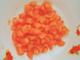 3、蔬菜香菇猪肉粥,胡萝卜去皮切小块