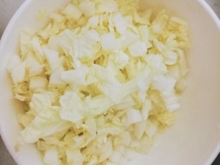 4、蔬菜香菇猪肉粥,白菜切丁