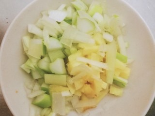 5、蔬菜香菇猪肉粥,葱姜切丁