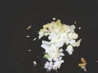 7、蔬菜香菇猪肉粥,锅烧热放油，下葱姜煸炒