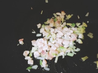 8、蔬菜香菇猪肉粥,下肉丁大火炒，放点料酒去腥