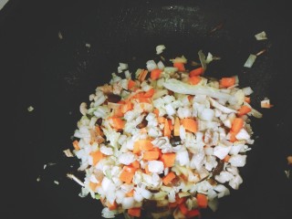 10、蔬菜香菇猪肉粥,最后下白菜翻炒