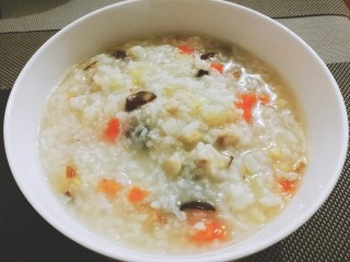 12、蔬菜香菇猪肉粥,关火盛出，大功告成！