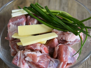 2、100%成功一学就会的秘诀——糖醋小排,小排放入姜片、葱结