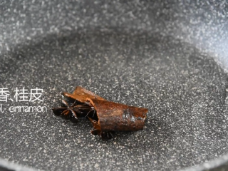 5、100%成功一学就会的秘诀——糖醋小排,热油锅放入茴香、桂皮炒香