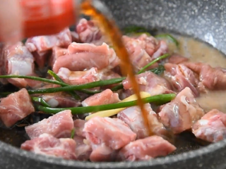 7、100%成功一学就会的秘诀——糖醋小排,倒入一罐可乐