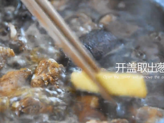 10、100%成功一学就会的秘诀——糖醋小排,开盖取出葱、姜，再关盖煨10分钟