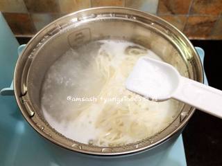 7、鸡蛋面,加入少许盐