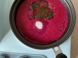 5、火龙果酸奶冻,挤干的吉利丁片放入,小火加热至吉利丁完全融化